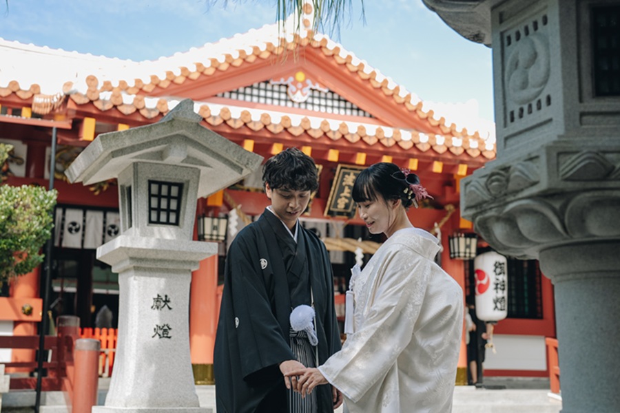 『海と朱色に包まれる、沖縄随一の神社婚』青い海を望む絶景ロケーションと、格式ある拝殿で叶える厳かな挙式。赤瓦と朱色の社殿が和装を一層美しく引き立て、ふたりの誓いを特別なものにします。伝統と絶景を同時に楽しめる、贅沢な和婚スタイルです。