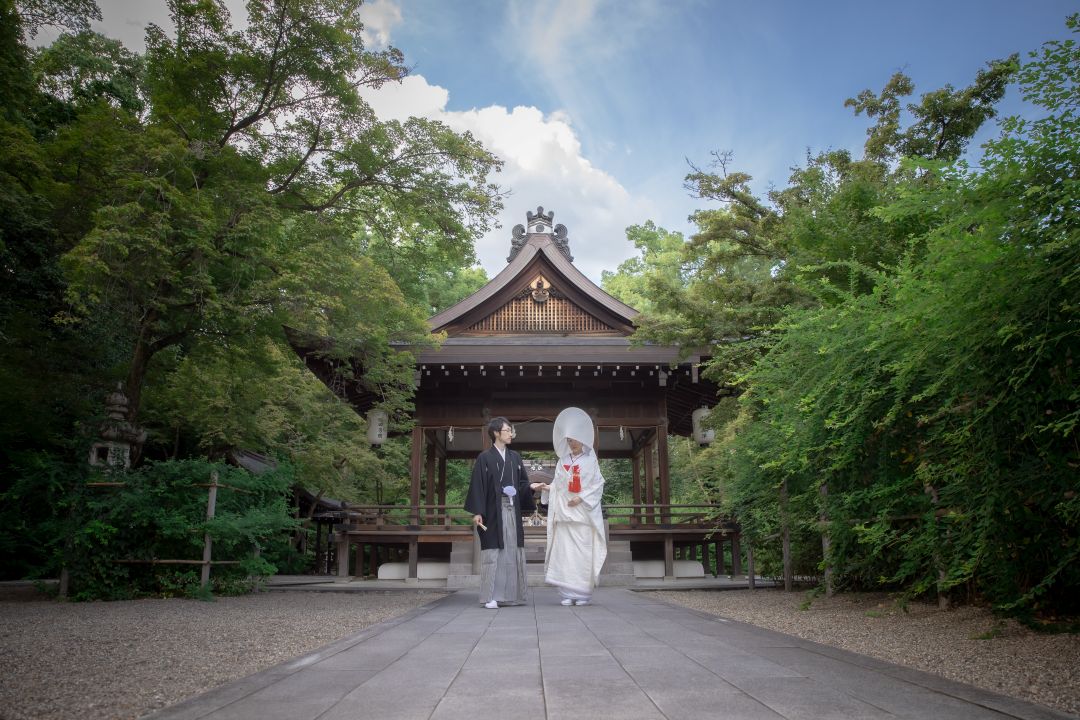 【四季が美しいロケーション ―“萩の宮”と愛の木】梨木神社は「萩の宮」と呼ばれるほどの 萩の名所。9月は参道に萩が咲き誇り、春の新緑・秋の紅葉も写真映え抜群。 また、御神木「愛の木（桂）」は葉がハート形で、縁結びの象徴として人気です。