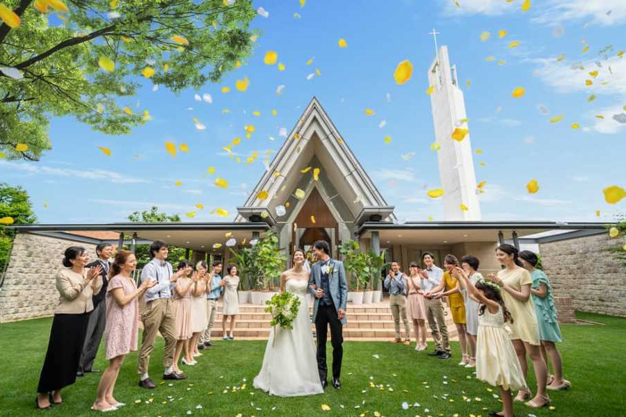 完全独立型教会チャペルがお二人の門出をお祝い