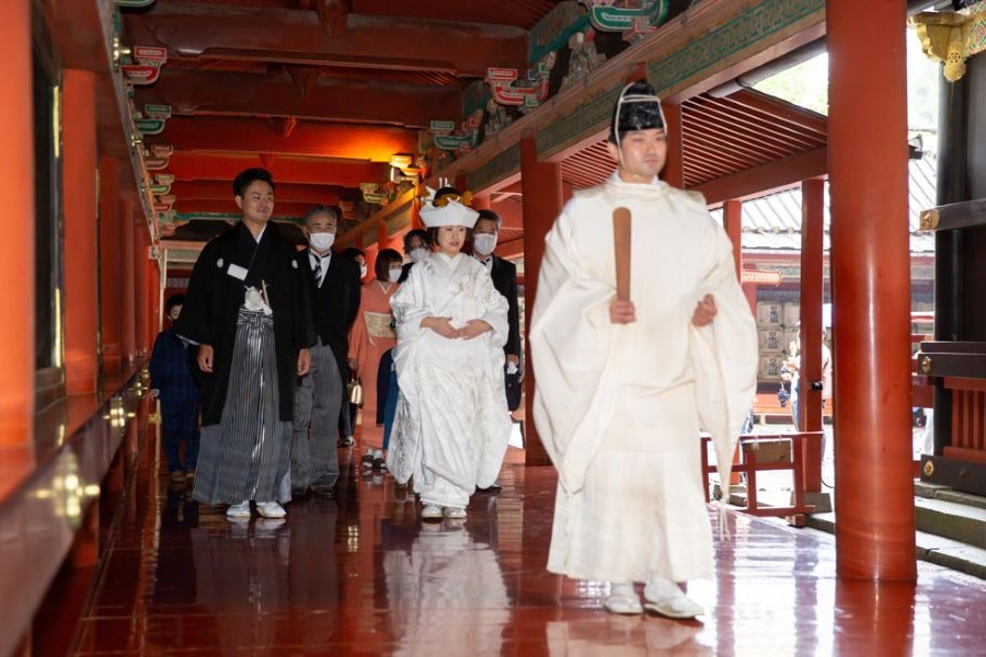春の桜や新緑、秋の紅葉など四季折々の自然を背景に、彫刻美あふれる建築とともに記憶に残る挙式が叶います。