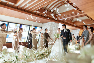 20mの大理石バージンロード × 自然光 × ステンドグラスの本格チャペル。関西最大級クラスで、入場シーンが圧倒的に映える。