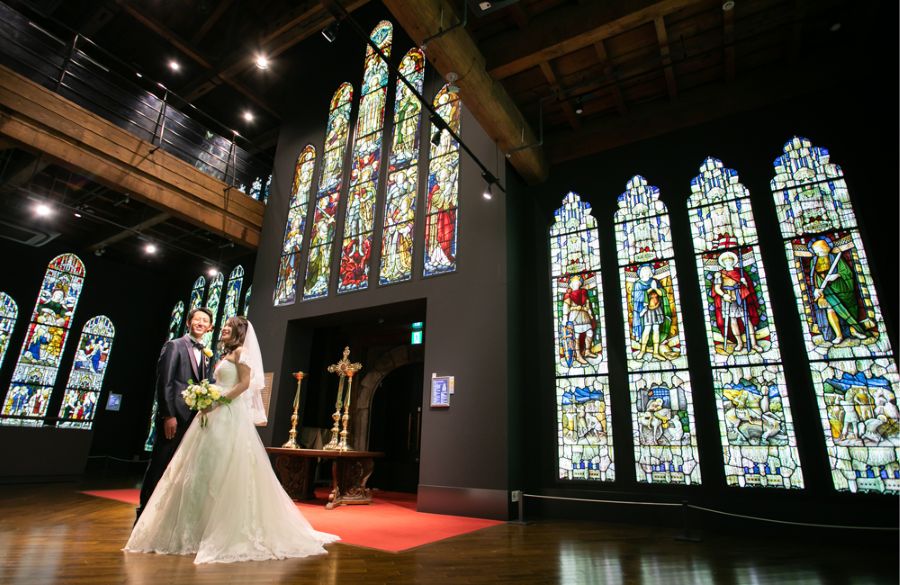 19世紀英国の教会を彩った本物のステンドグラスが輝く小樽芸術村。歴史と光に包まれた非日常空間で、心に残る誓いのひとときを。