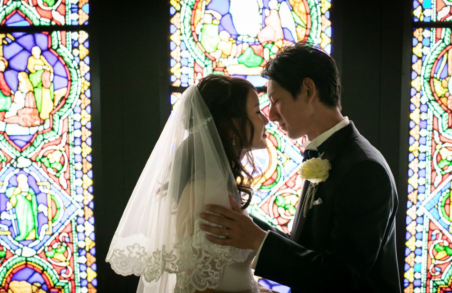 歴史建築に差し込むステンドグラスの光が、特別な一日を美しく演出。小樽らしいノスタルジックな空間は、写真映えを求めるおふたりにも人気です。