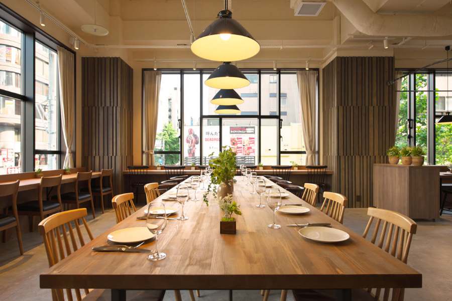 【自然光が差し込む開放的な会場で、少人数婚にも最適】明るく開放感のある会場は、家族中心の少人数結婚式やアットホームなレストランウェディングにぴったり。ゲスト同士の距離が近く、会話が弾む温かい時間を過ごせます。