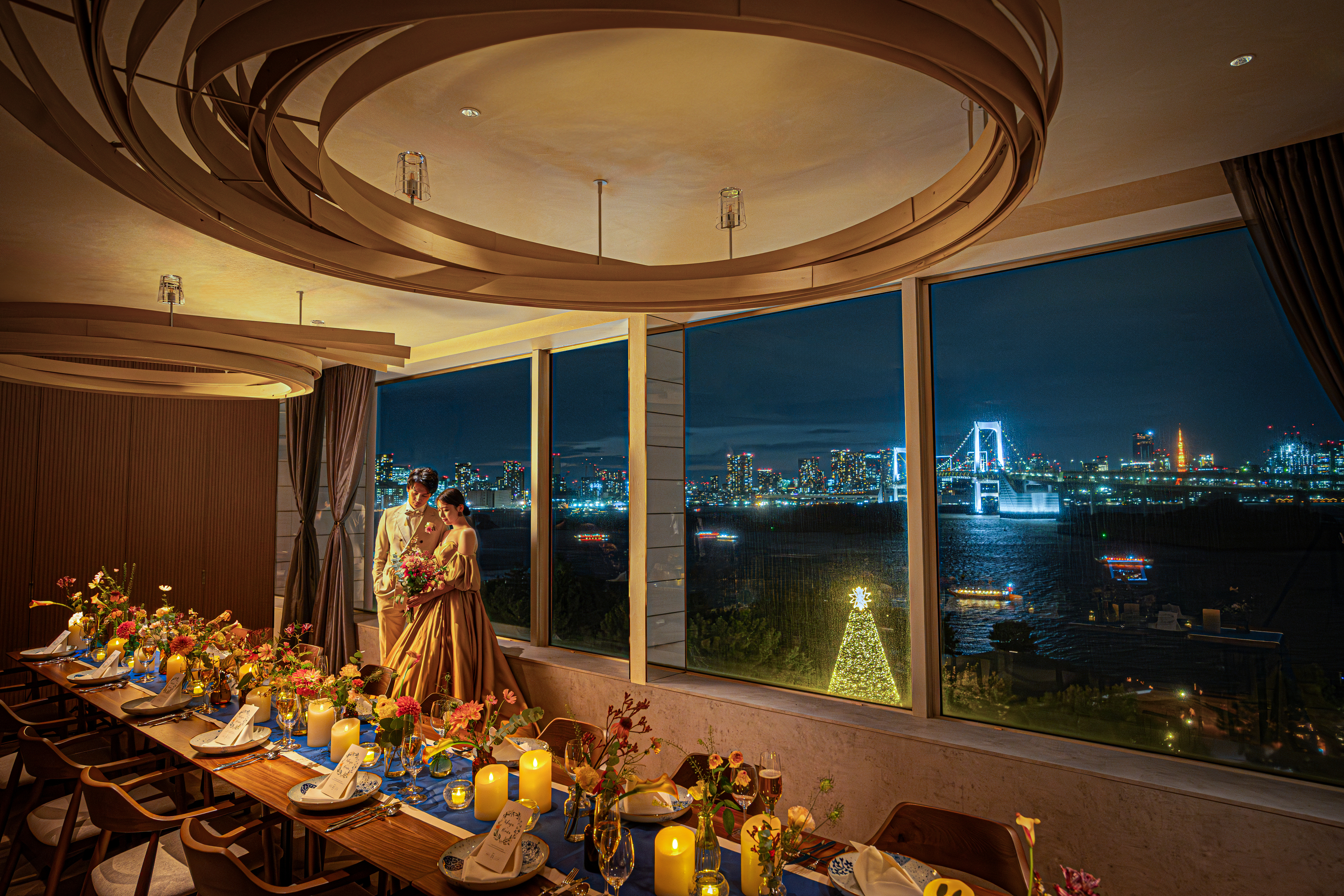 【自社レストランにて移動なくお食事が可能】自社レストラン「ファームズキッチン三木家」にて、移動なくお食事が可能。 少人数6名様から個室貸切ができ、ペット同伴でのお食事にも対応しています。 お台場のロケーションを楽しみながら、昼間の景色や夜景を選べるのも魅力。 幅広い年齢層にご満足いただける、食べやすく美味しいお料理をご用意しております。