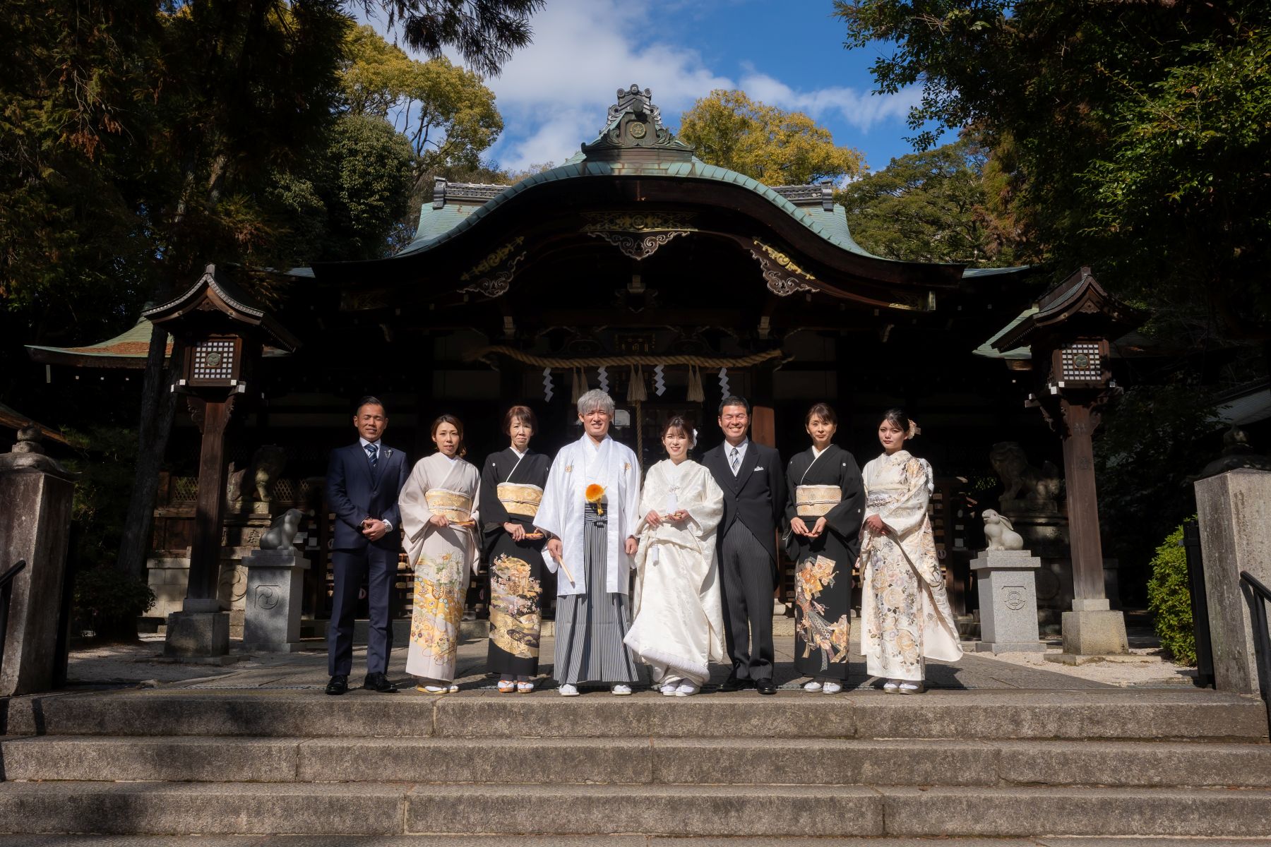 境内は小規模で落ち着いた雰囲気が特徴。1日2〜3組の挙式枠のみで、他の新郎新婦とすれ違うことなく、 ゆったりとした時間を過ごせます。挙式前後の撮影タイムも十分に確保できるのが魅力です。