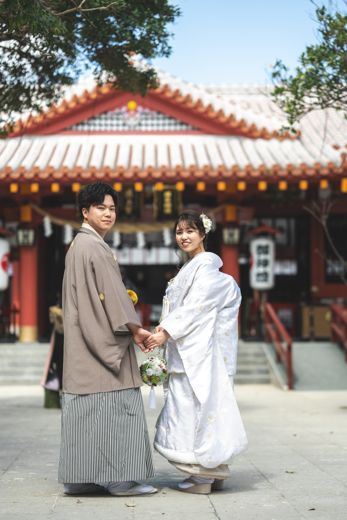 レストランイルドレでのレストランウェディングをはじめ、神社でのご結婚式やホテルでのご結婚式、宮古島でのリゾートウェディングなどおふたりのご希望を叶える会場をたくさんご用意。恩納村以外に沖縄県内2か所（糸満市、那覇天久）にもサロンがあり、様々な連携が可能。前撮りはスタジオでしたい！神社で結婚式のあとはドレスでレストランパーティしたいな、などご希望に合わせた自由なプランニングが可能です。