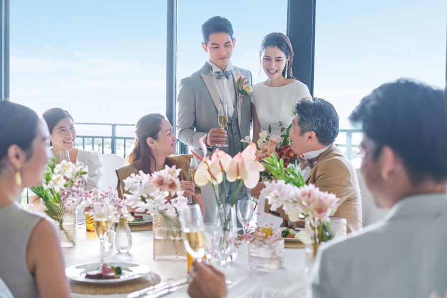 【自由に、手軽に、わたしたちらしく】6名様から240名様まで、人数に合わせて最適な会食会場をセレクト。 衣装やグッズの持込も自由で、おふたりのこだわりを表現できます。 会費制も対応可能。ご予算に合わせて賢く、自分たちらしい結婚式を叶えます