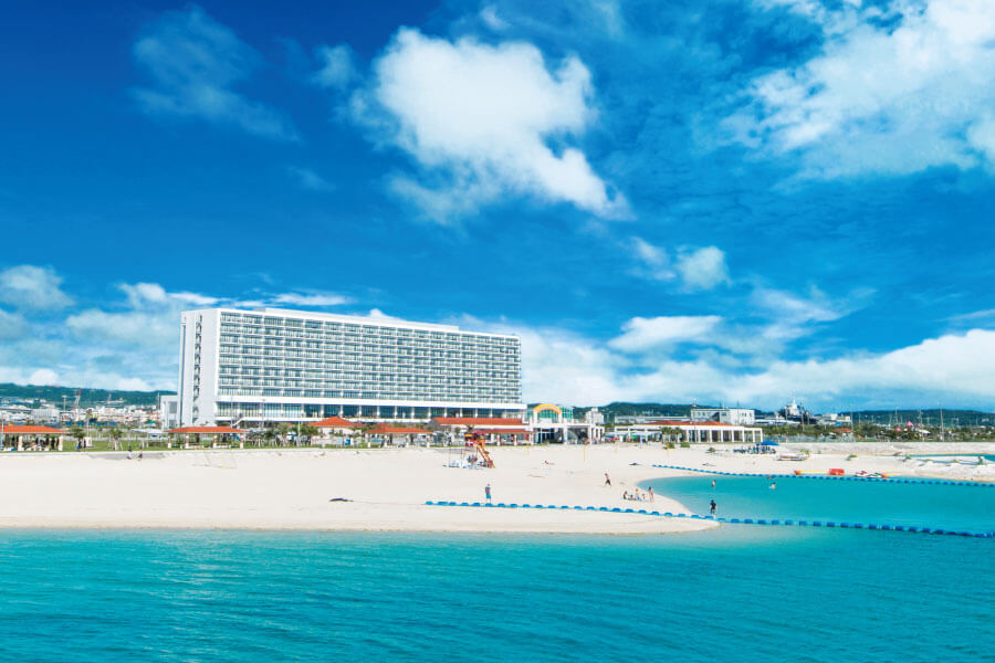 【那覇から20分、空港からも好アクセス】那覇市内から車で約20分、空港からもスムーズ。 遠方ゲストも安心の好立地で、移動の負担を軽減します。