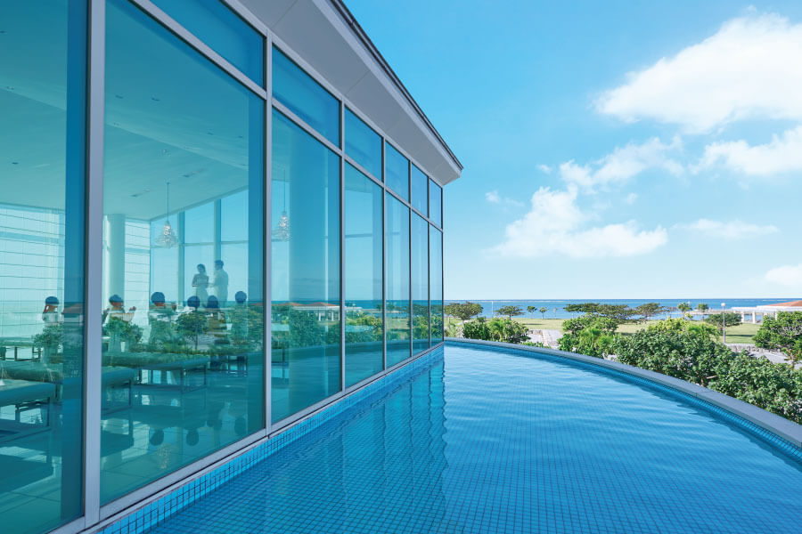 【ホテルウェディング × 開放的なチャペル × 特別宿泊プラン】全面ガラス張りのオーシャンビューチャペルで、光と海に包まれる挙式を。 ホテルならではの上質なサービスと、特別な宿泊プランで贅沢な一日を演出します。