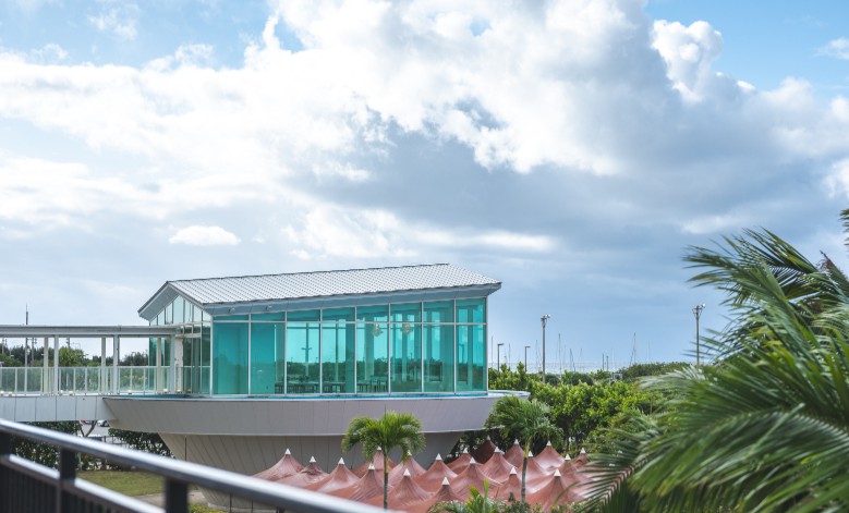 【那覇から車で20分、地元ゲストも嬉しい好立地】那覇市内からアクセスしやすく、広い駐車場も完備しているため、県内各地からお越しいただくゲストにも喜ばれます。サザンビーチホテル＆リゾート沖縄の上質な空間と美味しいお料理で、大切なゲストをしっかりとおもてなしできます。