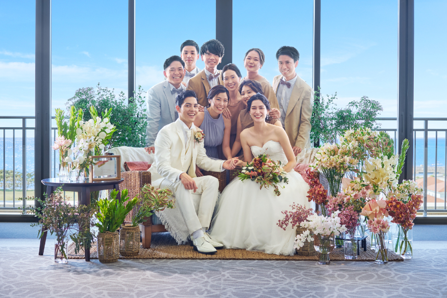 【ご家族のみから大披露宴まで　最適な会場が見つかる】アットホームな少人数挙式から、沖縄ならではの大人数での大披露宴まで、人数に合わせて多彩なバンケットをご用意。ご祝儀制はもちろん、会費制パーティにも柔軟に対応し、おふたりの希望のスタイルを叶えます。