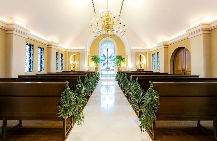 蝶のステンドグラスが輝く、自然光あふれる独立型チャペル