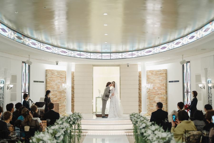 1500個ものスワロフスキーが、輝きを放つチャペル　最大収容96名と、広々お使いいただけます