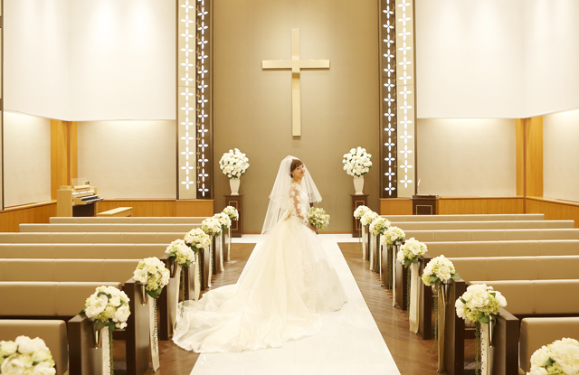 光がきらめくチャペルでホテルウエディングが叶う♪