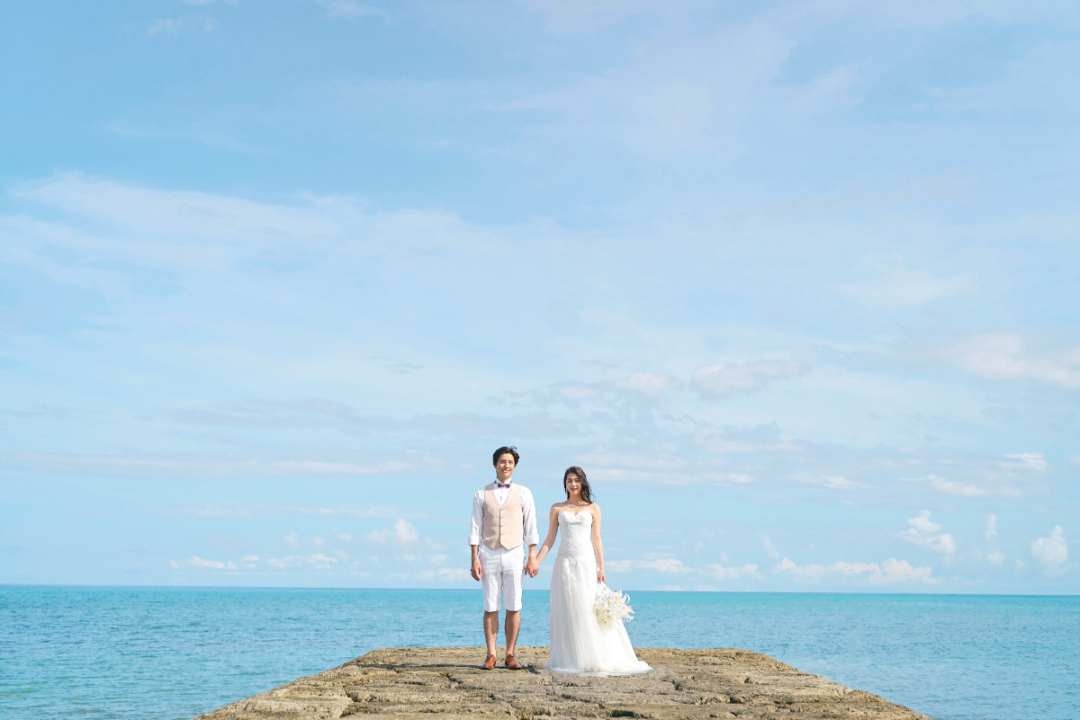 【恩納村の海は季節を選ばない】沖縄・恩納村は西海岸に面しているため海の色が一年中安定しています。綺麗な青に囲まれての結婚式やサンセットを眺めながらのお食事会など美しい自然と共に素敵なひとときをお過ごしください