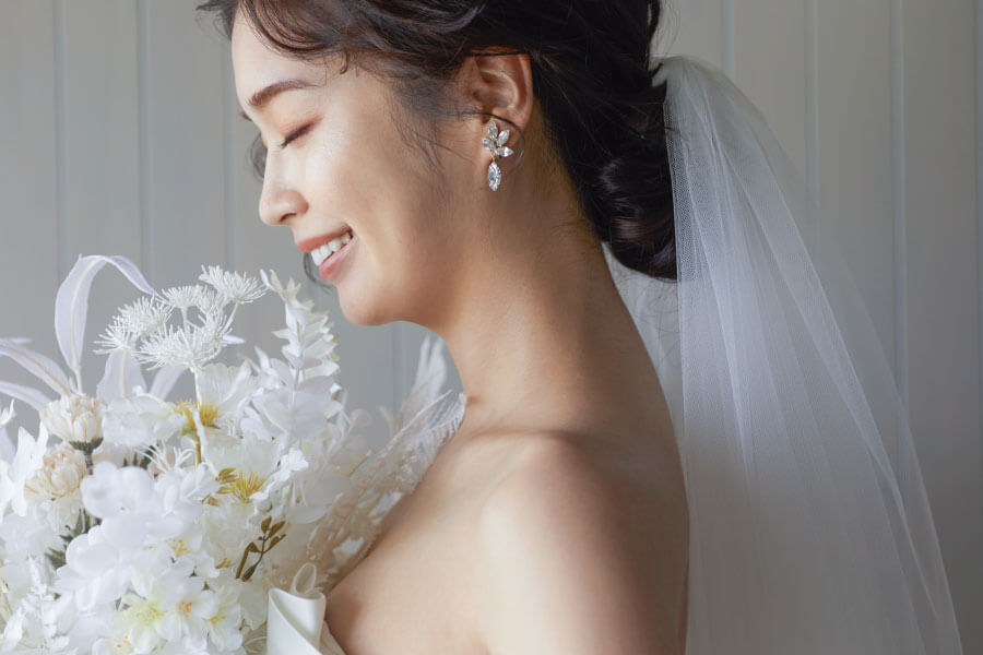 【自由で手軽に安心に】結婚式はもっと自由でいい。 衣装やアイテムの持ち込みOKだから、おふたりらしさをしっかり表現できます。 会費制にも対応しているので、予算に合わせてスマートにプランニング。 ご祝儀だけで手出し0円の結婚式も可能！