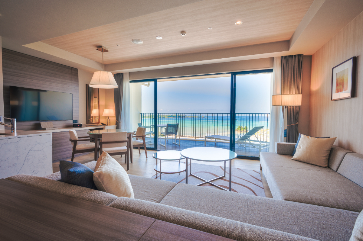 【提携ホテル有り】イルドレ店から車で約5分の立地のHIYORIオーシャンリゾート沖縄と提携しており、宿泊される新郎新婦様やゲスト様のホテルから婚礼会場への往復送迎や宿泊料金20％オフなど嬉しい特典有り。沖縄の中心に位置しているため観光にも最適！沖縄を堪能したい！そんな皆様に喜ばれております。