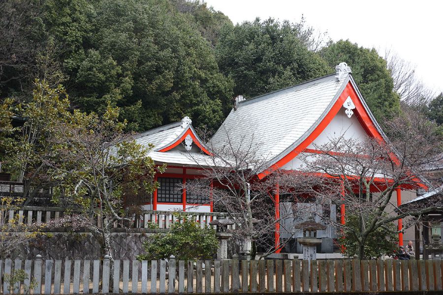 推古天皇11年（603）創祀。1400年以上の歴史を持つ由緒ある古社