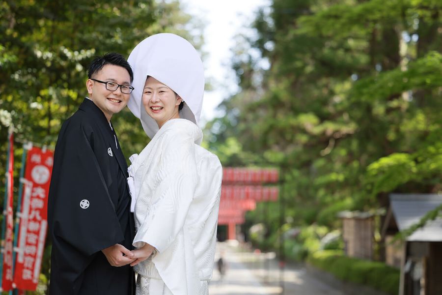 巫女の舞は、古来より神社で神様をもてなし、感謝を捧げ、神意を鎮めるための神事です。神と人とを結ぶ「祈り」の形であり、五穀豊穣、家内安全、お祓いの意味が込められています。鈴や榊を手に持ち、神を宿す儀式から発展した清らかな奉納舞です