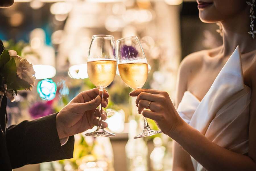 【ミシュラン級シェフが手掛ける“アートのようなモダンフレンチ”】Opusesでは、日本各地の食材を使ったモダンフレンチを提供。 料理・器・盛り付けまで一貫した美意識があり、ゲストにも必ず喜ばれる“美食ウェディング”が叶います。