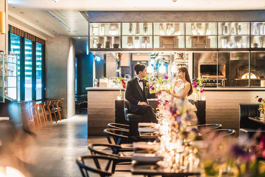 【銀座の街を一望できる“洗練されたルーフトップ空間”】最上階14FにあるOpusesは、モノトーンを基調としたスタイリッシュでアート性の高い空間が特徴。 専用テラスから銀座の景観を楽しめる特別感あるロケーションで、写真映えも抜群です。