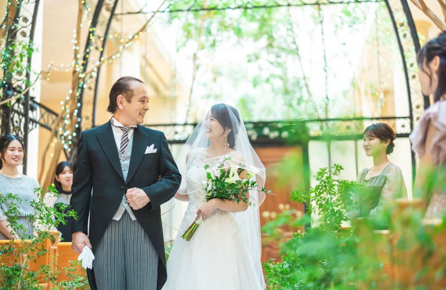 緑と光に包まれる“幸福の木ベンジャミン”のチャペル