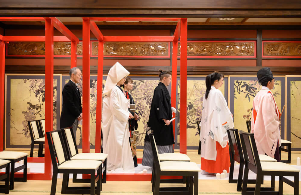 縁結びの神様「熊野皇大神社　日本武尊」を祀る神殿で執り行う神前式  鳥居を見立てた朱赤のアプローチを親御様の手引きで歩むはじまりの時  皆さまに見守られ多くのご縁や幸せを感じられる日本古来の結婚式です