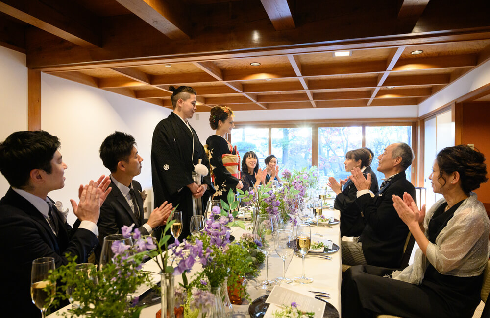 窓一面に広がる四季折々の日本庭園は上品さと洗練された空間「風」  ご自宅へお招きするようなアットホームな会場で  大切なご家族ご親戚と上質なひとときをお過ごしいただけます