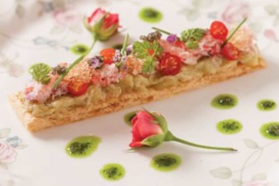 神戸牛や淡路島産タマネギ、瀬戸内の魚介などを取り入れた心にも体にも優しい創作フレンチ。当日のゲストの嗜好に応じたオリジナルメニューもお作りします。