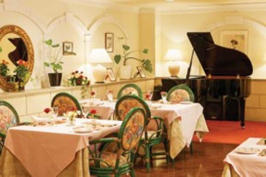 グランドピアノの演奏やバンド演奏、季節の花々に囲まれたテラスでのデザートタイムなど、リラックスできる、我が家にいるようなおもてなしのパーティをお楽しみいただけます。