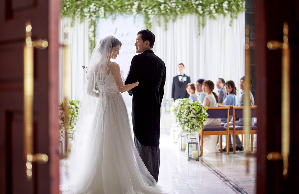 バージンロードを歩く新婦