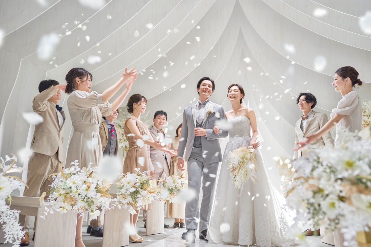 フラワーシャワーに包まれ祝福あふれる瞬間