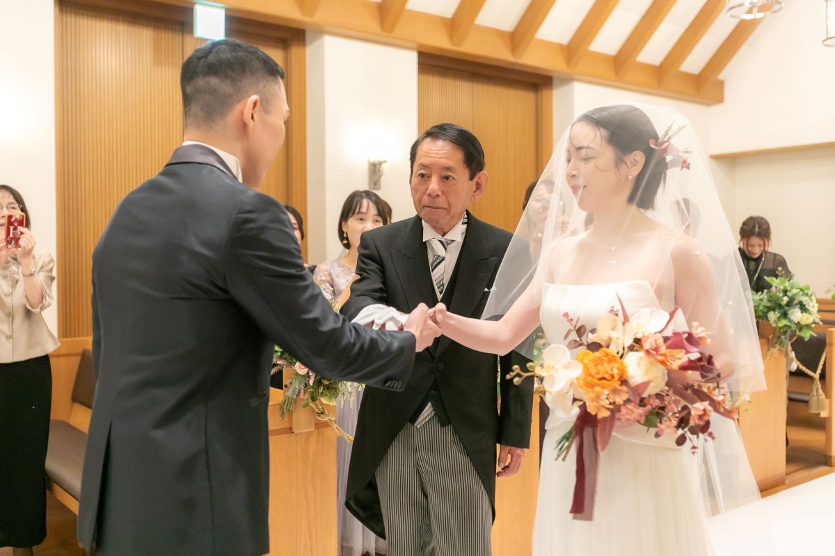 お父様から新郎へ。受け継がれる、愛と信頼のバトン
