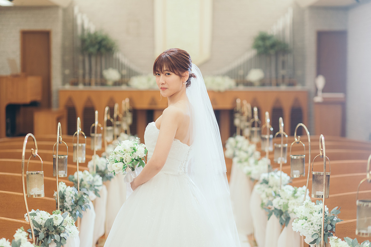 木のぬくもり溢れるチャペルでフォトウェディング