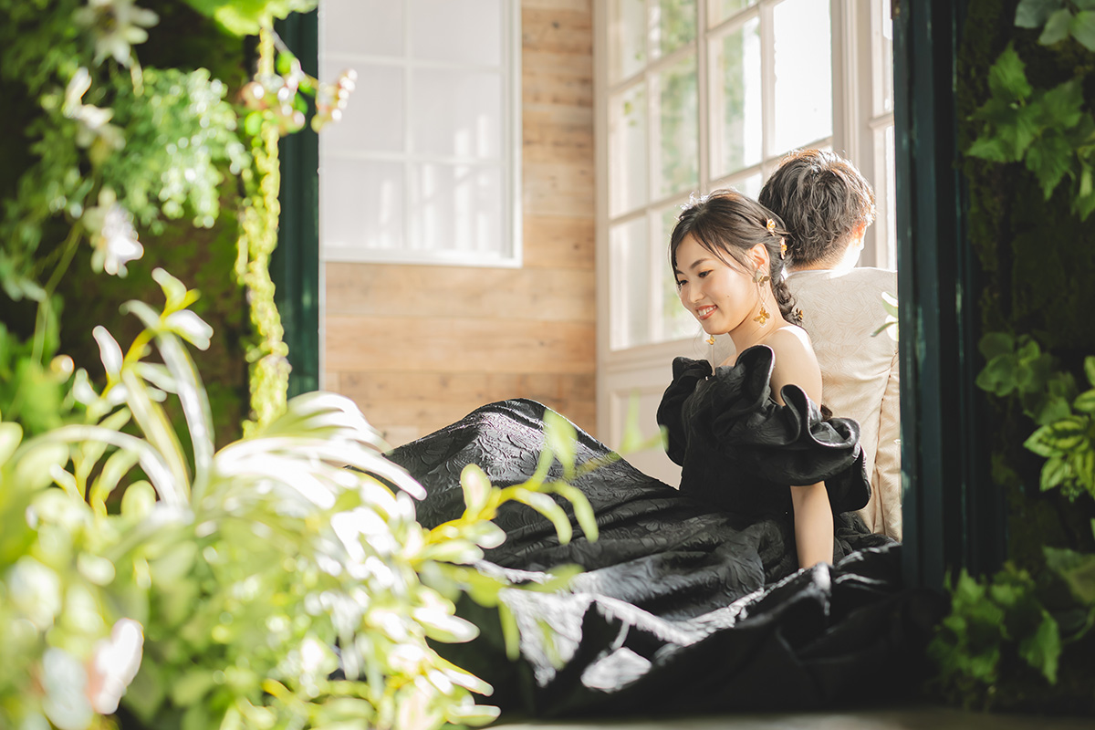 フォトジェニックなスタジオにはカラードレスでの撮影もよく合います