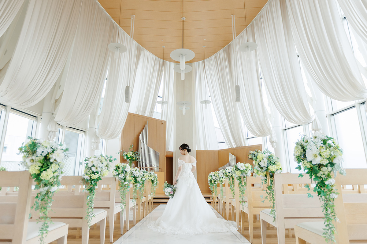 自然光たっぷりのチャペルがドレスを美しく