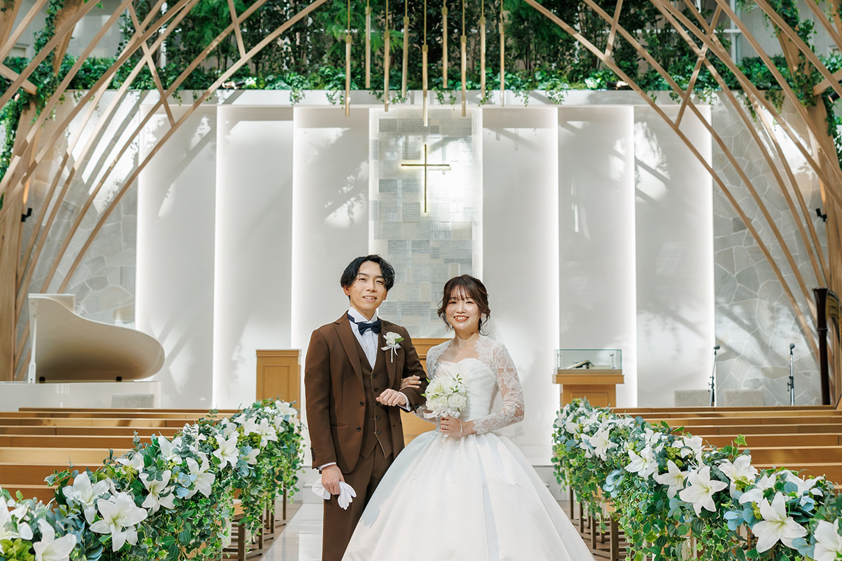 グリーン×木のぬくもり溢れるチャペルで、ナチュラルなフォトウェディング