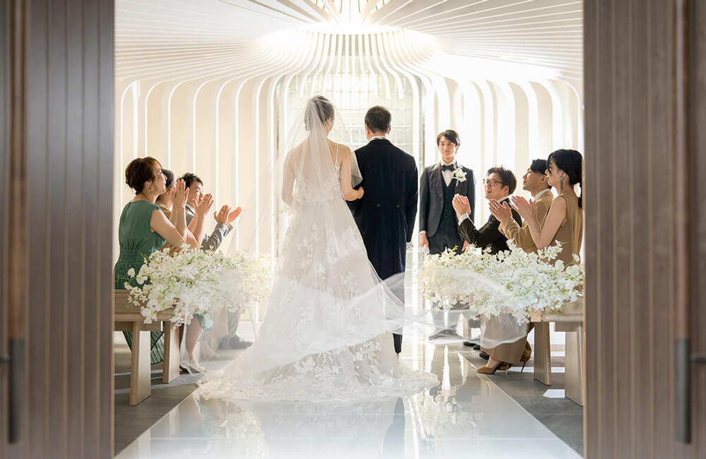 バージンロードを歩く新婦と父