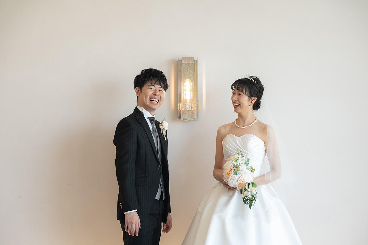 ほのかに灯るライトをバックにおふたりらしい撮影を