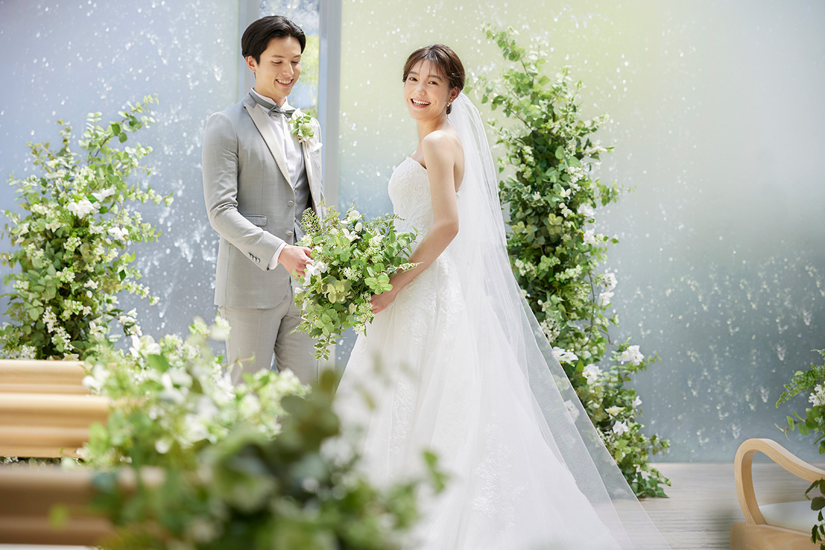 水が流れる幻想的なチャペルでフォトウェディング