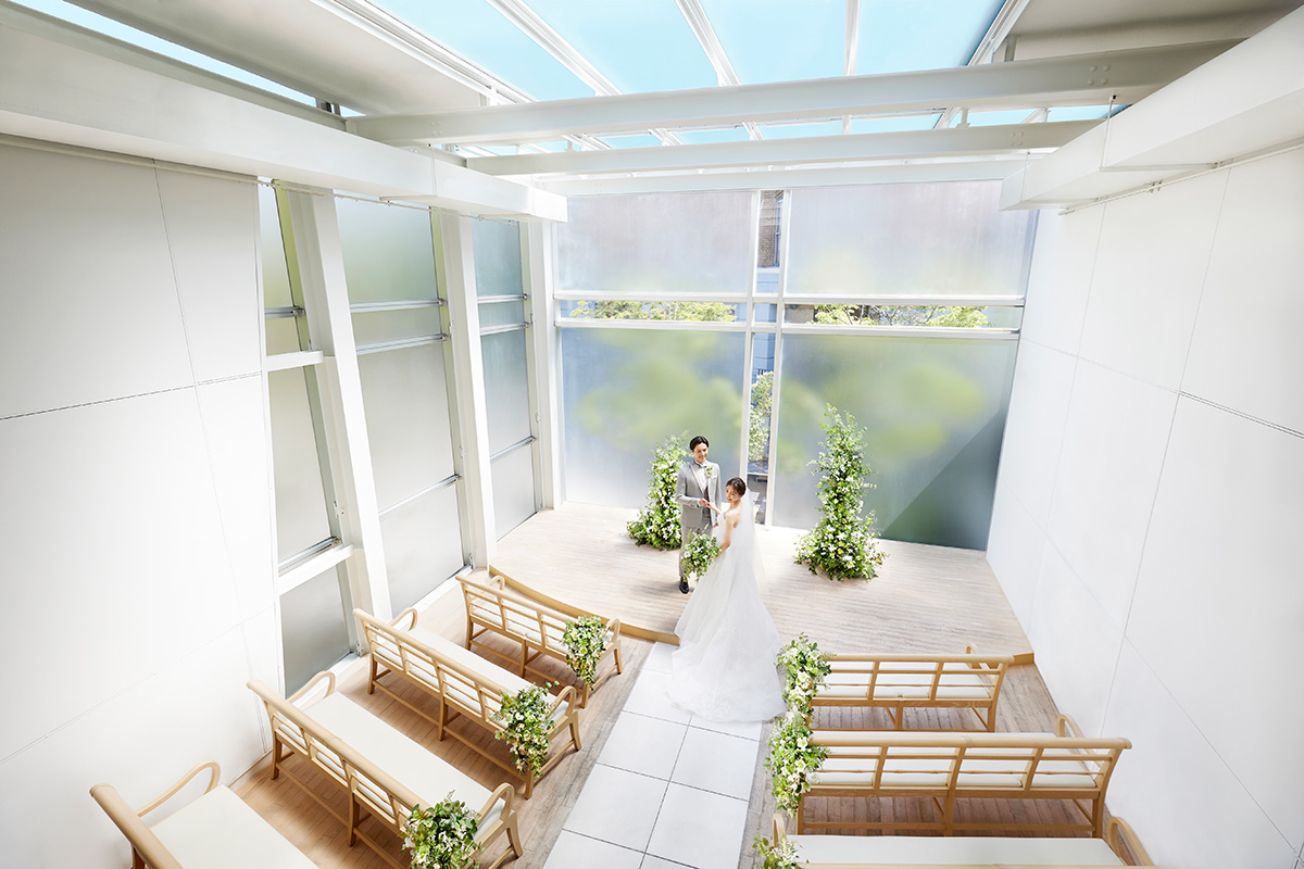 自然光が降り注ぐ明るいチャペル