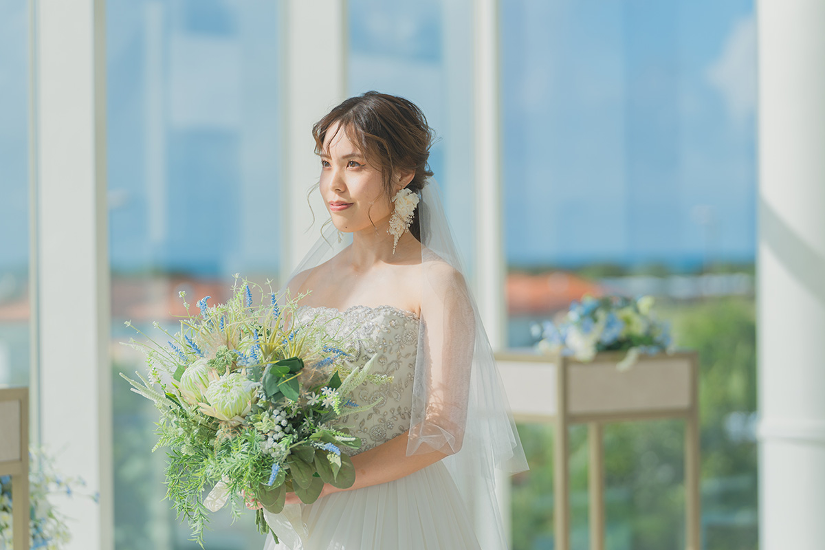 青い海、青い空をバックにしたイメージショットも