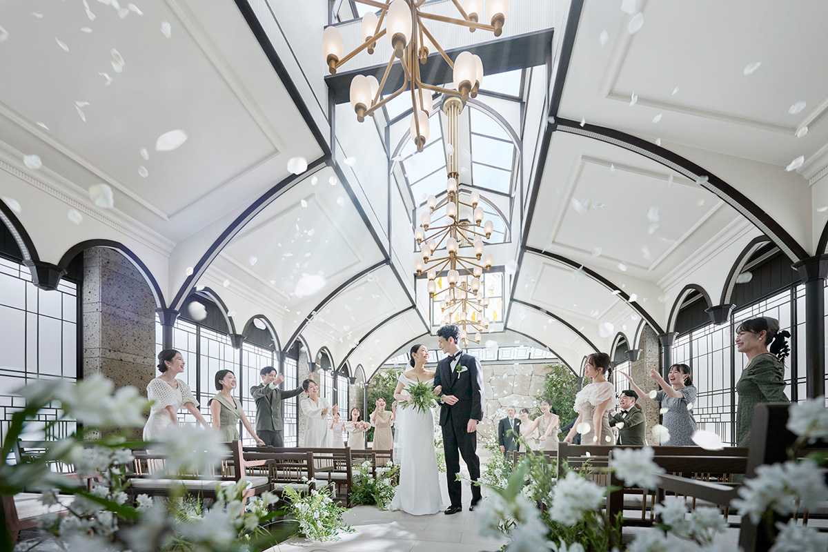 自然光たっぷりの式場で笑顔溢れる結婚式