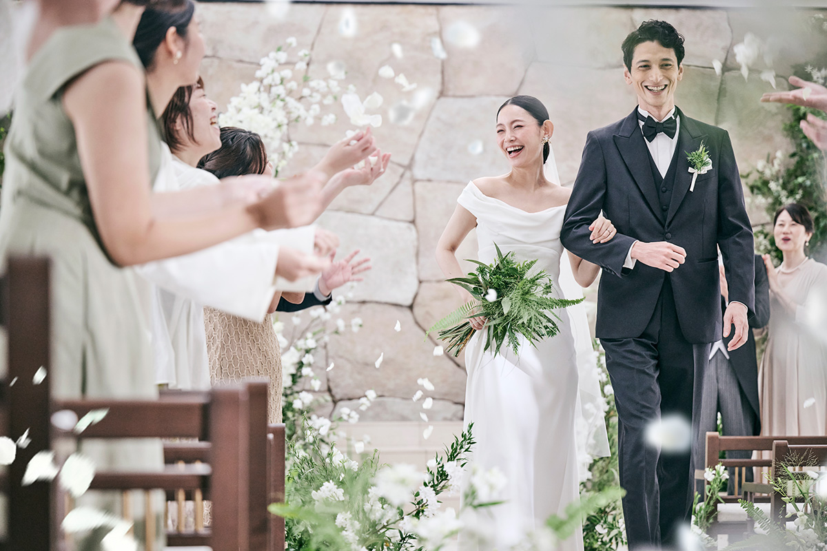 ゲストに祝福されながらのフラワーシャワー