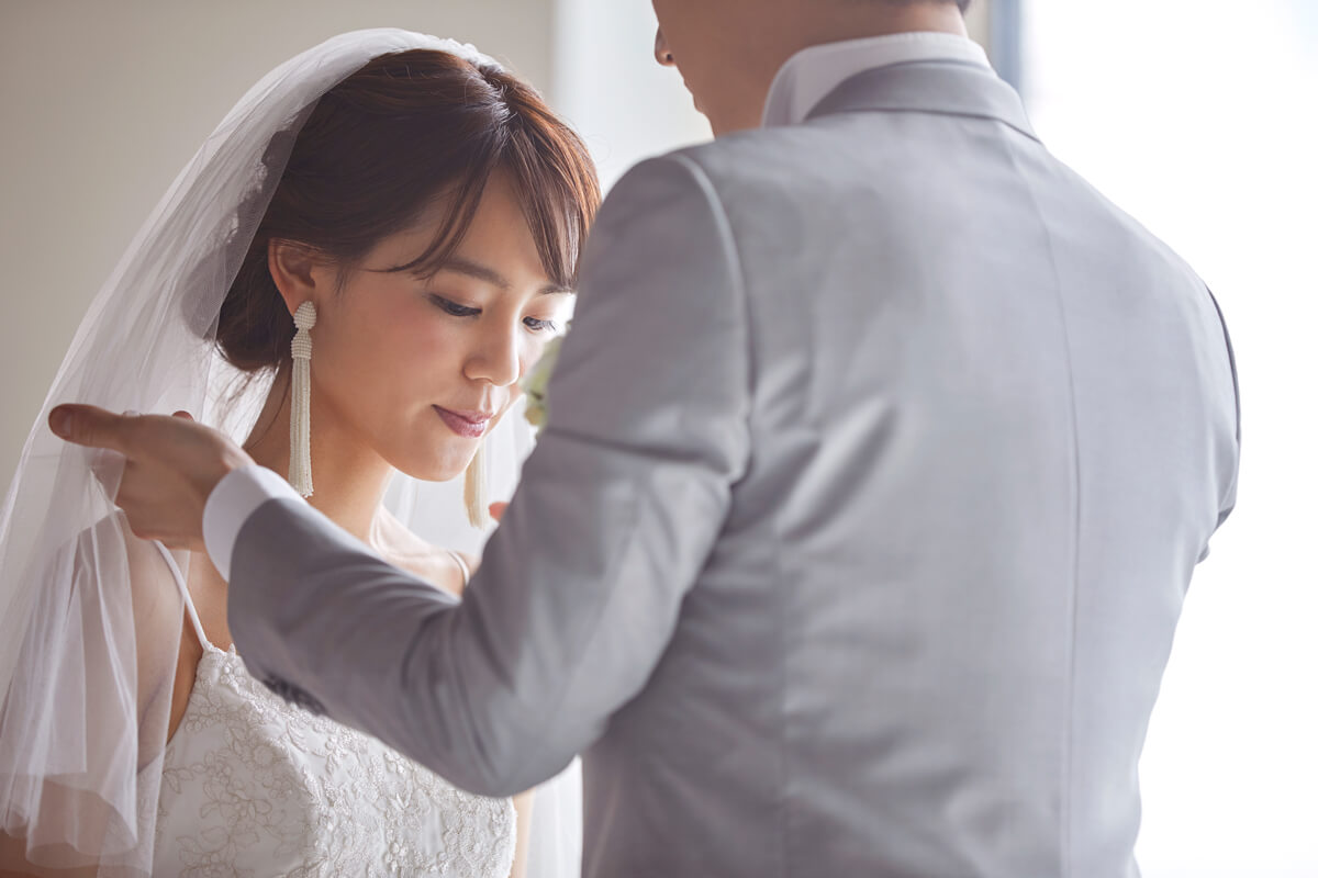 ベールを上げる新郎