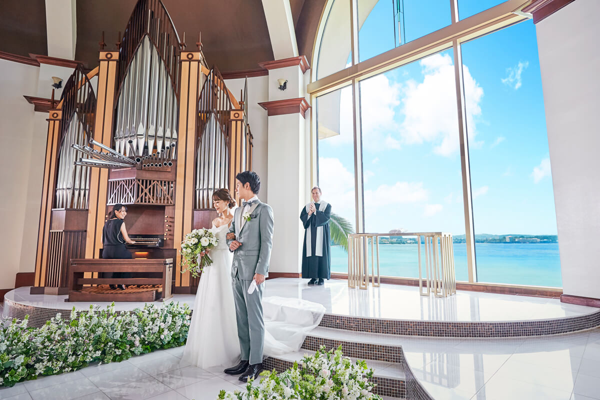 バージンロードを歩く新郎新婦