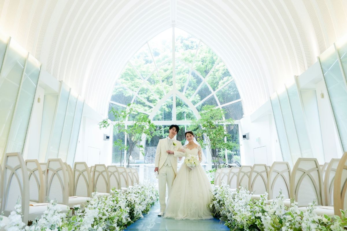 チャペルと新郎新婦イメージ