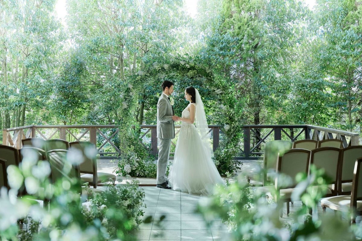 柔らかな陽光に祝福される新郎新婦