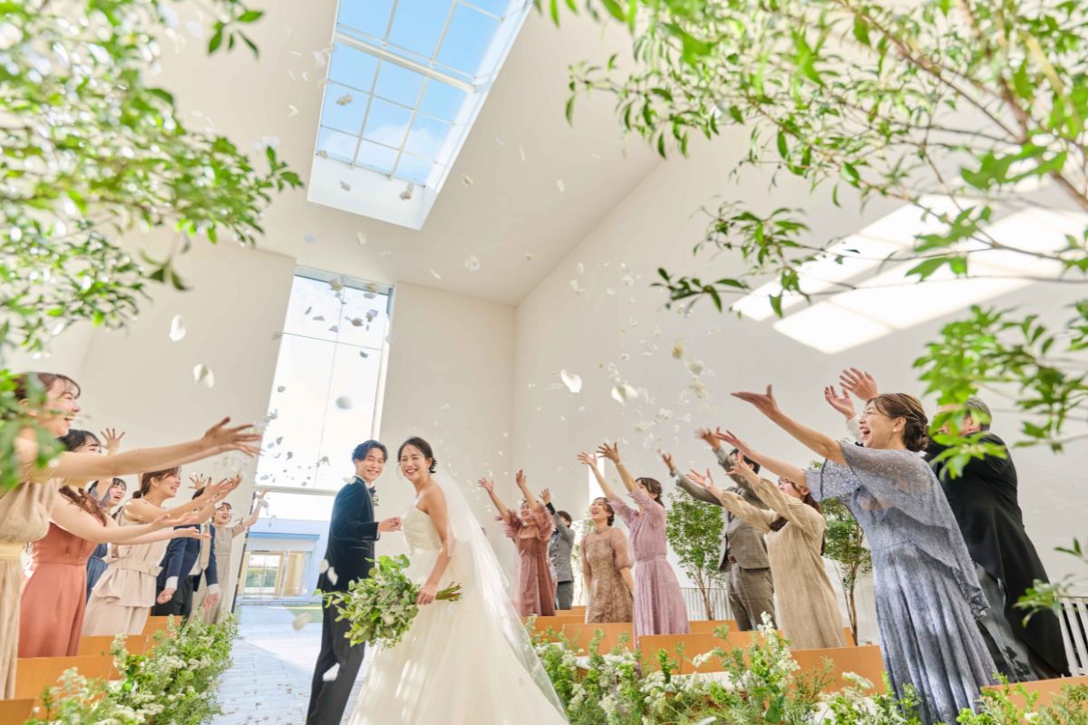 高さ約8mのチャペルと新郎新婦